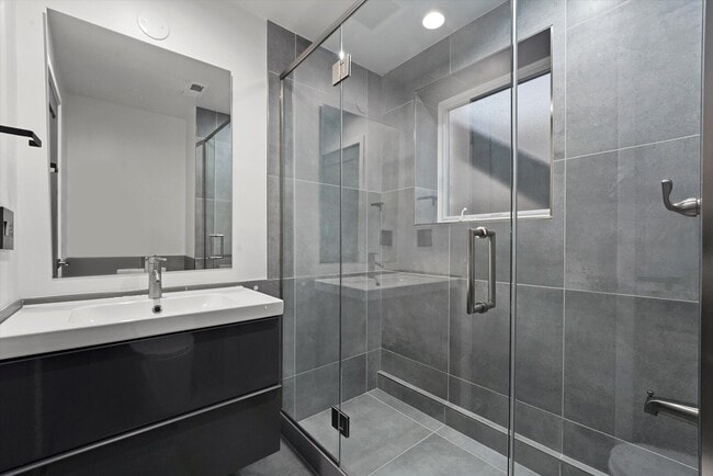 Building Photo - 2915 W Lyndale St