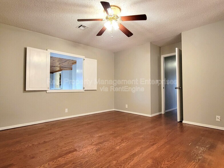 Building Photo - 740 Royal Ln