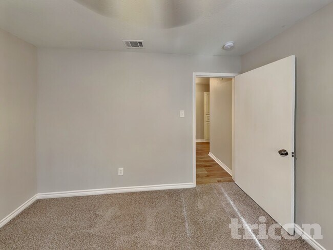 Building Photo - 2124 Glenn Ln