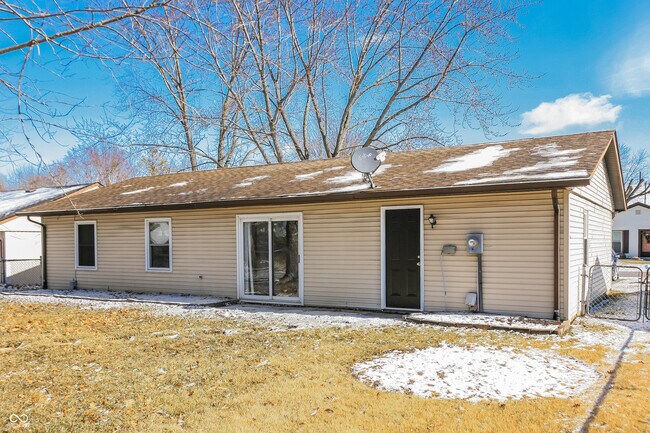 Building Photo - 728 Holiday Dr