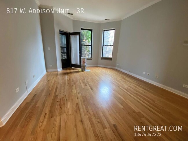 Building Photo - 817 W Addison St