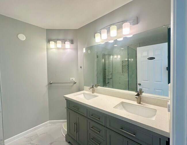 Building Photo - 612 Orrington Ct