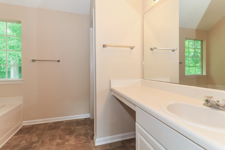 Building Photo - 409 Robin Hill Ln