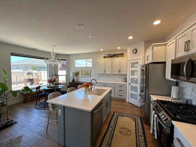 Building Photo - 681 Strathearn Dr