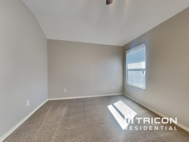 Building Photo - 1252 Edgewater Dr