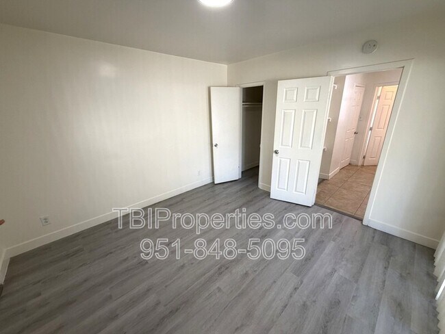 Building Photo - 3552 N Alameda Ave