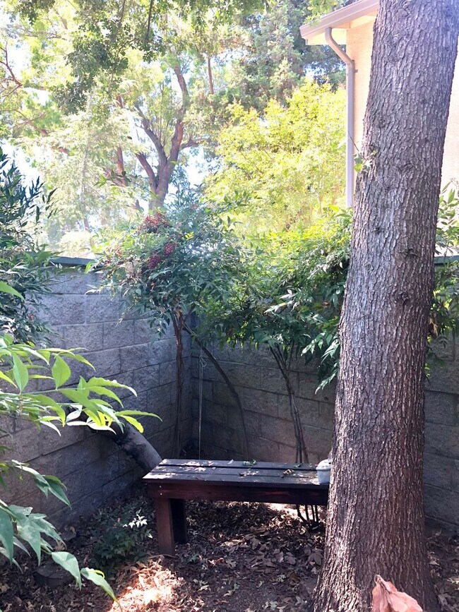 Building Photo - Davis - Centrally Located Home