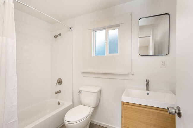 Building Photo - 126 1/2 Franklin Ct