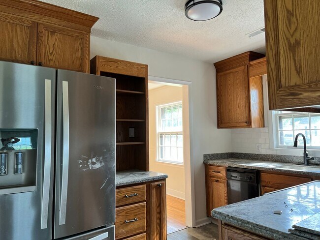 Building Photo - COMING SOON! 2/ 1 Home for Rent!