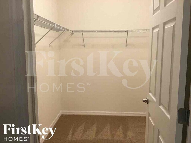 Building Photo - 411 SE 24th St