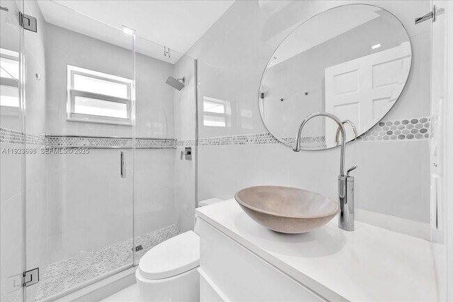 Building Photo - 348 Palm St