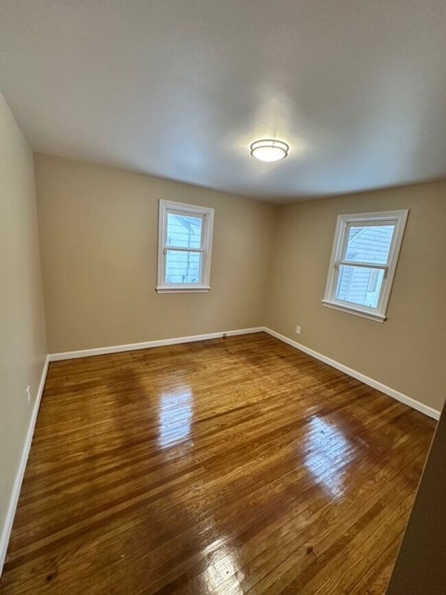 Building Photo - Charming 3-Bedroom Single Family Home For Rent on Glenbrook Road