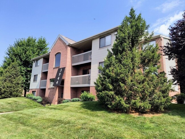 Building Photo - 3949 Laurel Dr