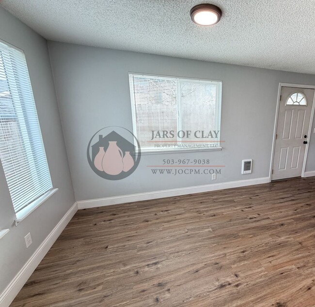 Building Photo - Single Level Duplex- Rent Ready