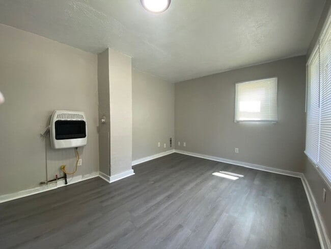 Building Photo - Two bedroom one bathroom single home in Sp...