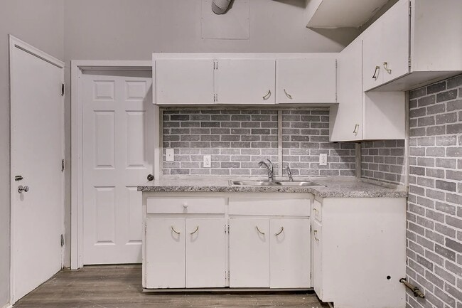 Building Photo - 1305 S 32nd Street