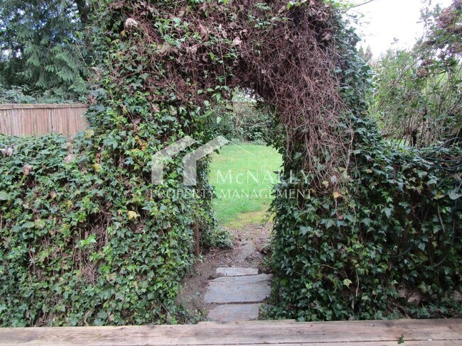 Building Photo - Lovely 3 Bedroom 1 Bath Home in Gig Harbor