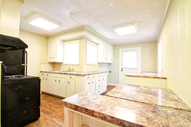 Building Photo - 303 N 43rd St