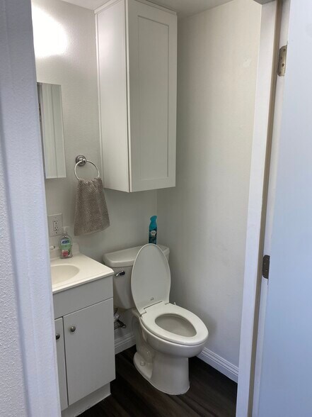 Building Photo - 725 W Sunkist St