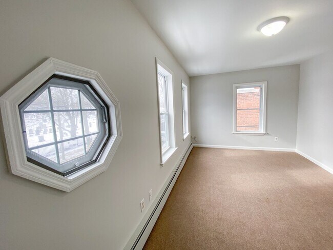 Building Photo - Gorgeous single-family home near Hartford Hospital