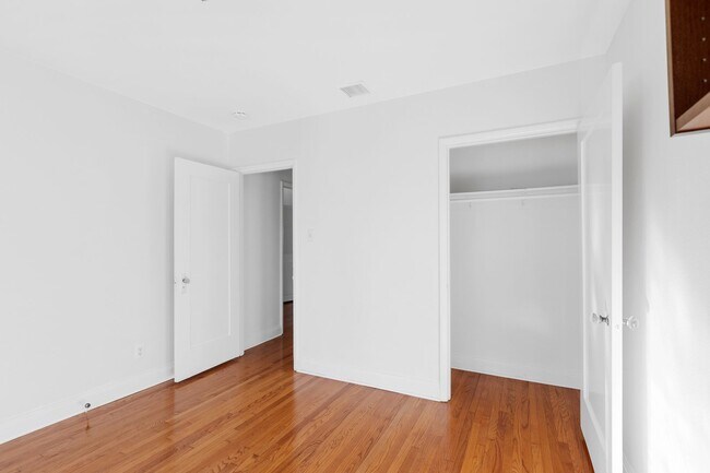 Building Photo - Spacious 4 BR 3 BA Home in Prime West L.A.