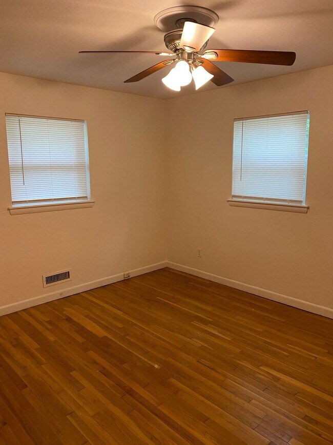 Building Photo - Move In Ready! "ASK ABOUT OUR ZERO-DEPOSIT...
