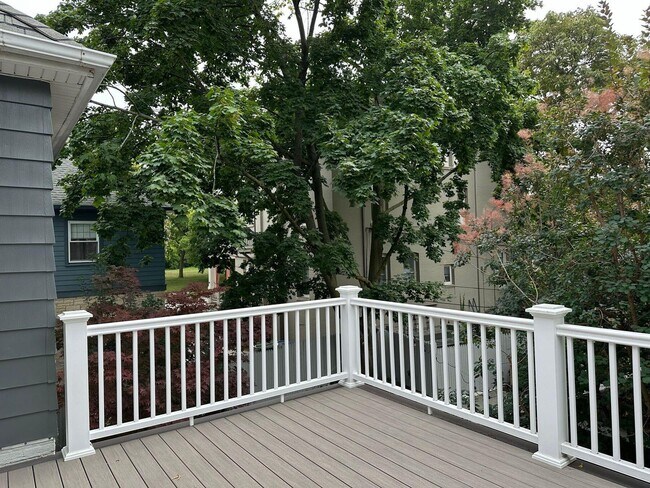 Building Photo - 2227 E Woodstock Pl