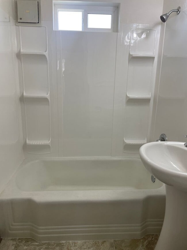 Building Photo - Lake View Apartment for Rent!!!