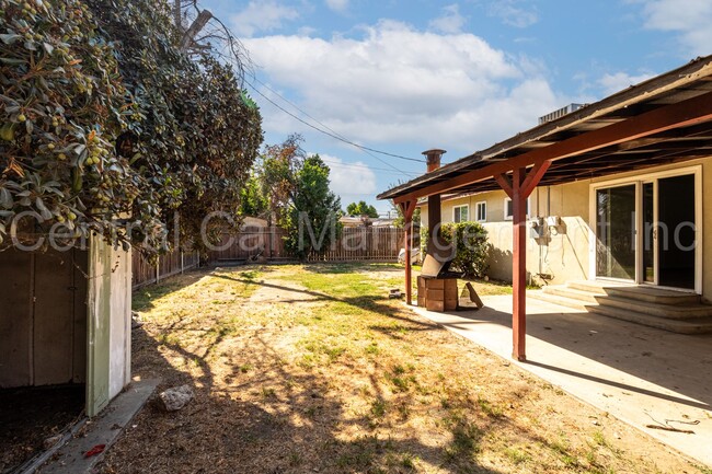 Building Photo - 3 Bedroom/2 Bath Home in Central Bakersfie...