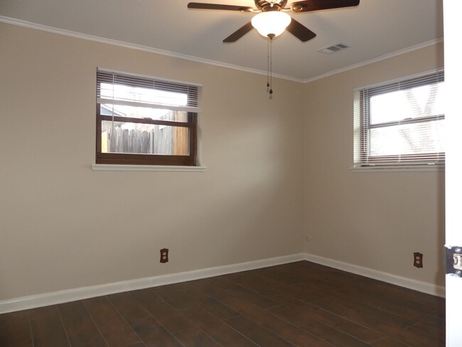 Building Photo - Remodeled 4 bedroom! Fenced backyard! 2 Ca...