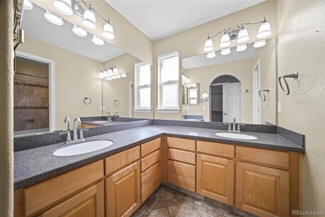 Building Photo - 421 W English Sparrow Dr