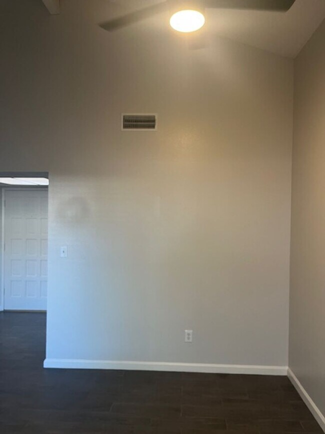 Building Photo - DC817