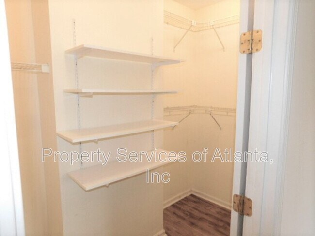 Building Photo - 2700 Pine Tree Rd NE