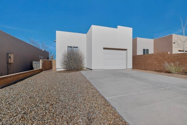 Building Photo - 4 Avenida Vista Esquisita