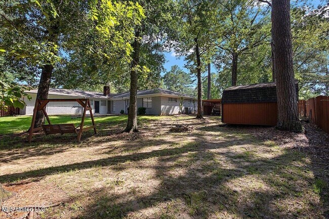Building Photo - 36 Pebble Hill Dr