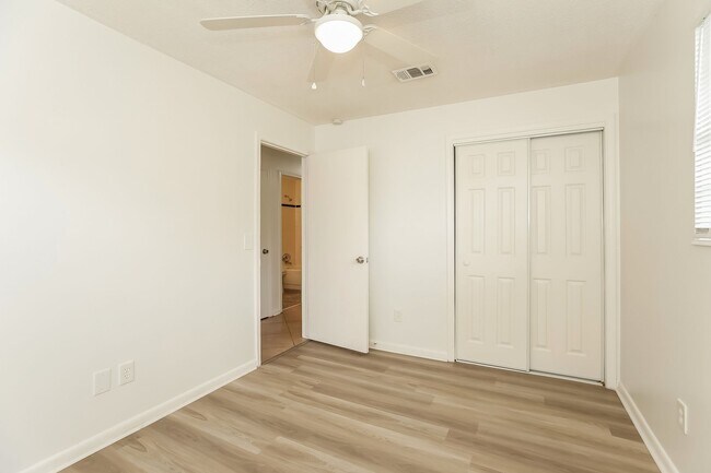 Building Photo - 3 BR/2BA | Newly Renovated Single Family Home |  Front and Back yard | In Jacksonville!