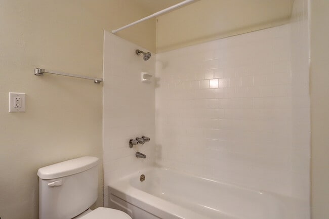 Building Photo - Look no Further, Tyee offers a SUPER 1bed/...