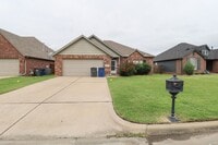 Building Photo - 3 bed | 2 bath in New Tulsa!