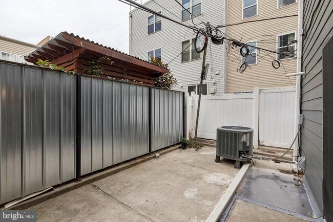 Building Photo - 814 N Uber St