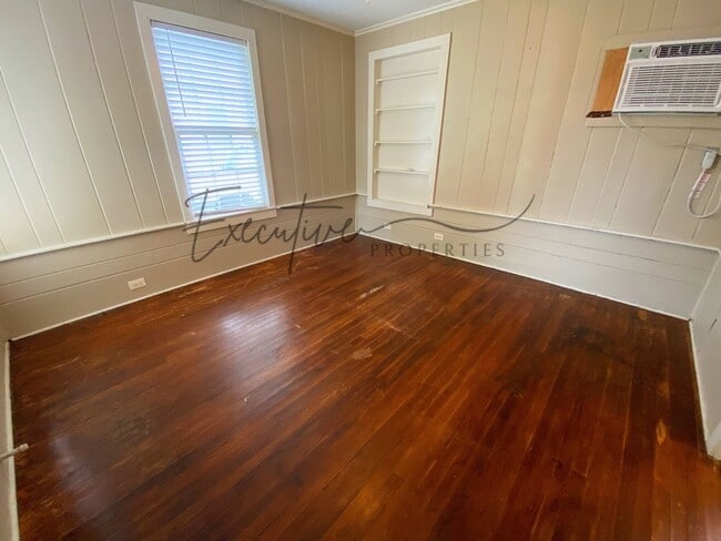 Building Photo - Downtown Living: 1 Bedroom Apartment with All Bills Paid