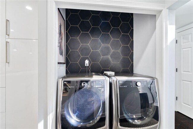 Building Photo - 4200 Roswell Rd NE