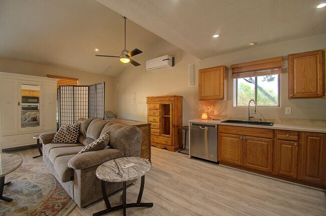 Building Photo - 110 Real Woods View E