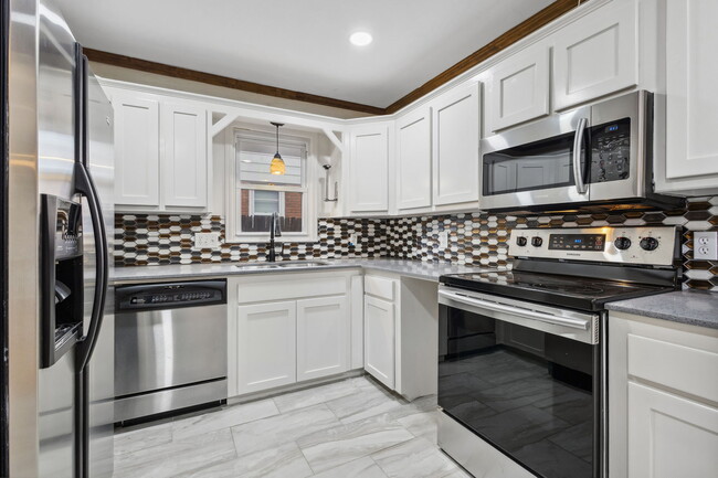 Building Photo - 10001 Ridgeview Dr