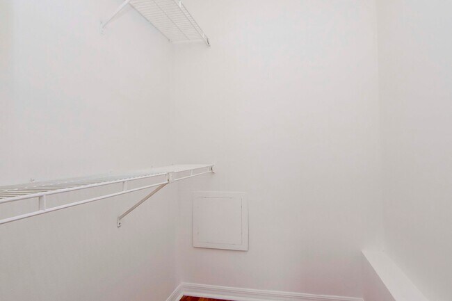 Building Photo - Remodeled 2 Bedroom 2 Bathroom w/ Master Ensuite Walk In Shower