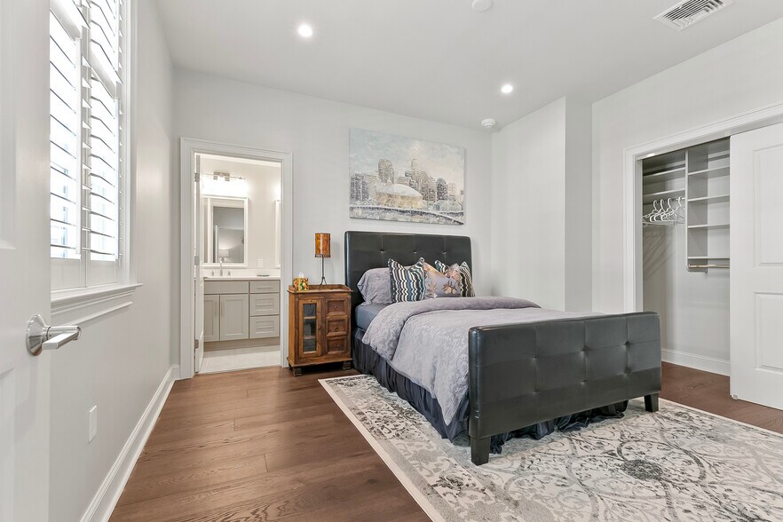 Building Photo - 731 Saint Charles Ave