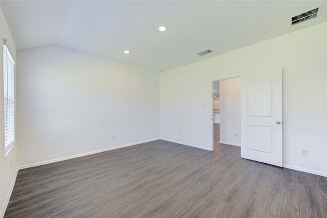 Building Photo - 5023 Lavaridge Dr