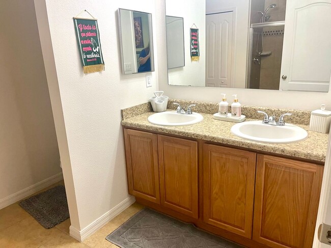 Building Photo - 701 SW McComb Ave