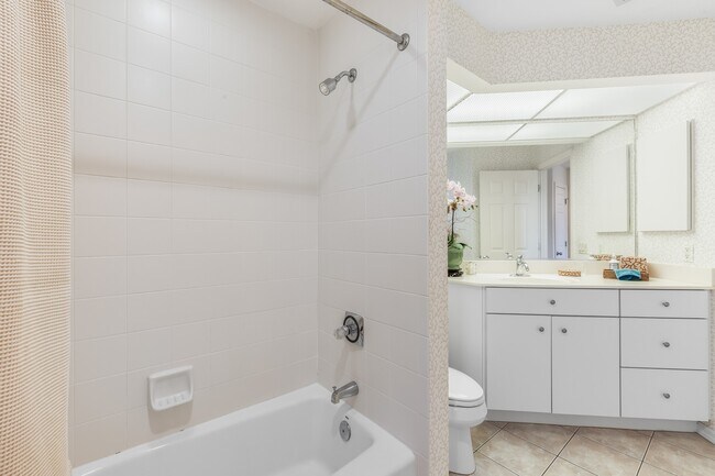 Building Photo - 777 Beach View Dr