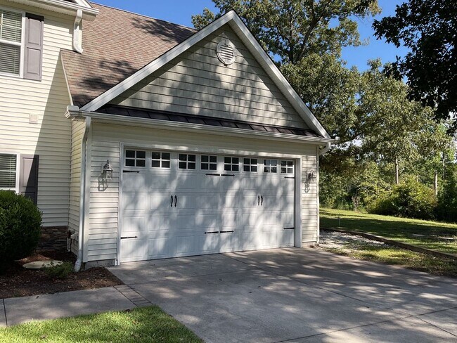 Building Photo - 4 Bedroom 2.5 Bathroom located in Old Mill...