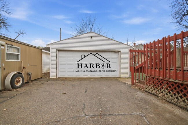 Building Photo - 1/2 Off first full month of rent!